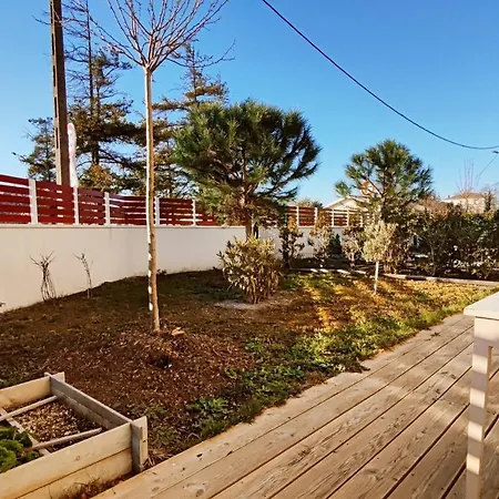 Atypical And Bright With Garden Apartment